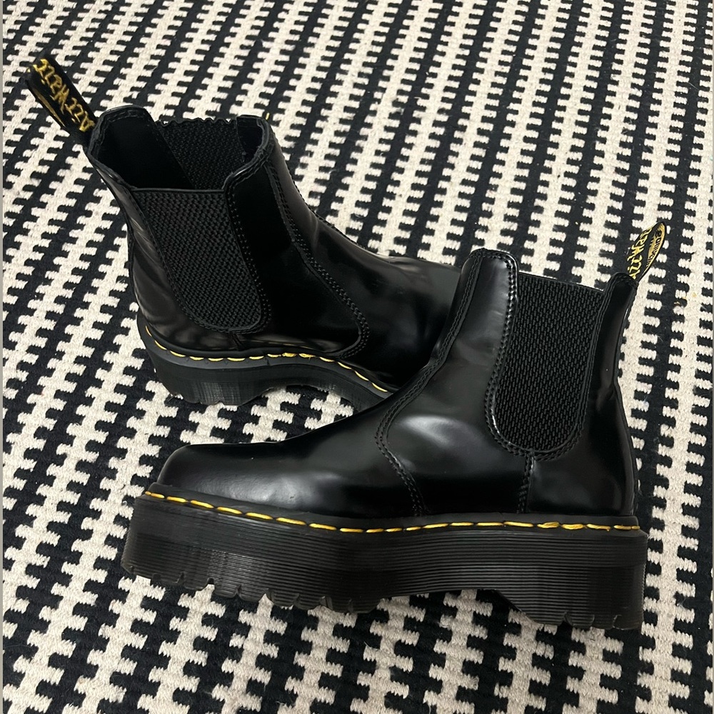 Dr Marten 2976 Smooth Leather Platform Chelsea Boots